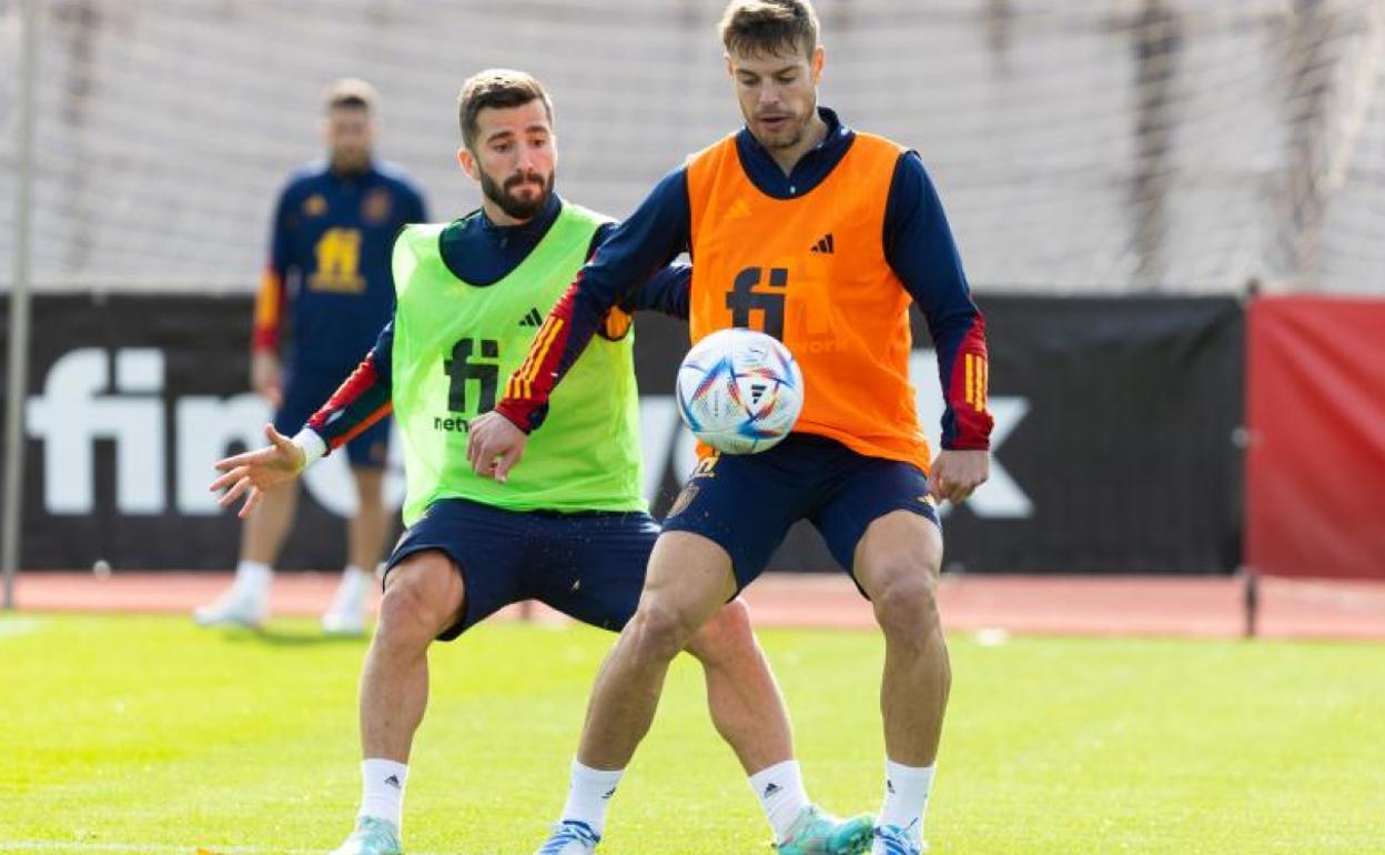 Gayà encima a Azpilicueta durante un entrenamiento con la selección. 