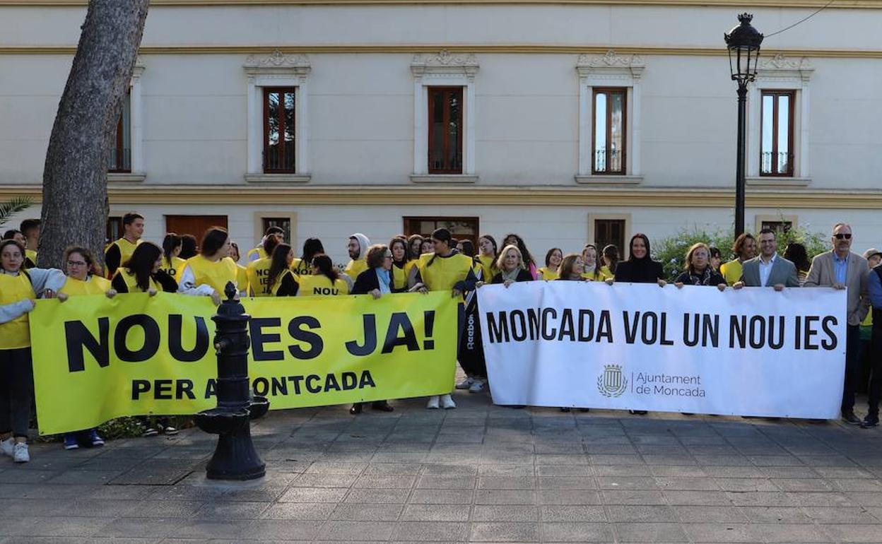 La concentración a las puertas del ayuntamiento. 