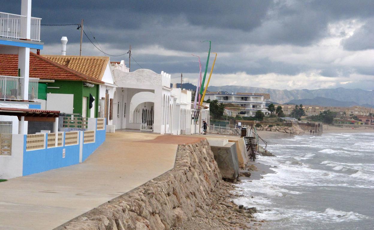 La playa de Les Deveses, pendiente del proyecto de regeneración. 