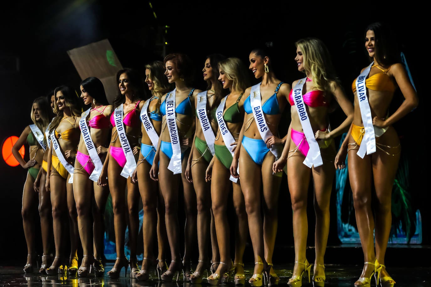 Esta joven tripulante de vuelo, de 25 años, es además estudiante de publicidad y ya fue elegida Miss Earth.  Así es Diana Silva .