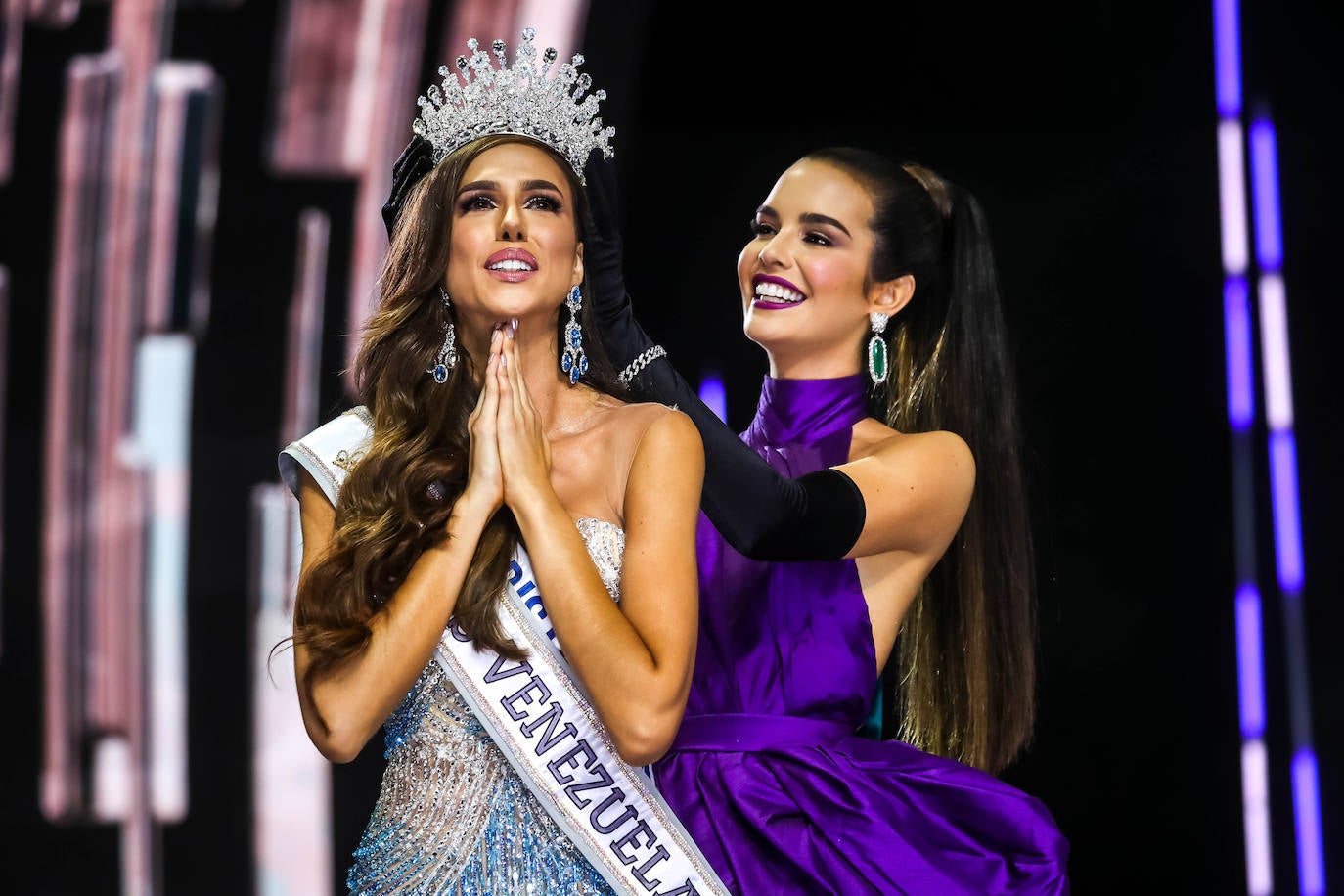 Esta joven tripulante de vuelo, de 25 años, es además estudiante de publicidad y ya fue elegida Miss Earth.  Así es Diana Silva .