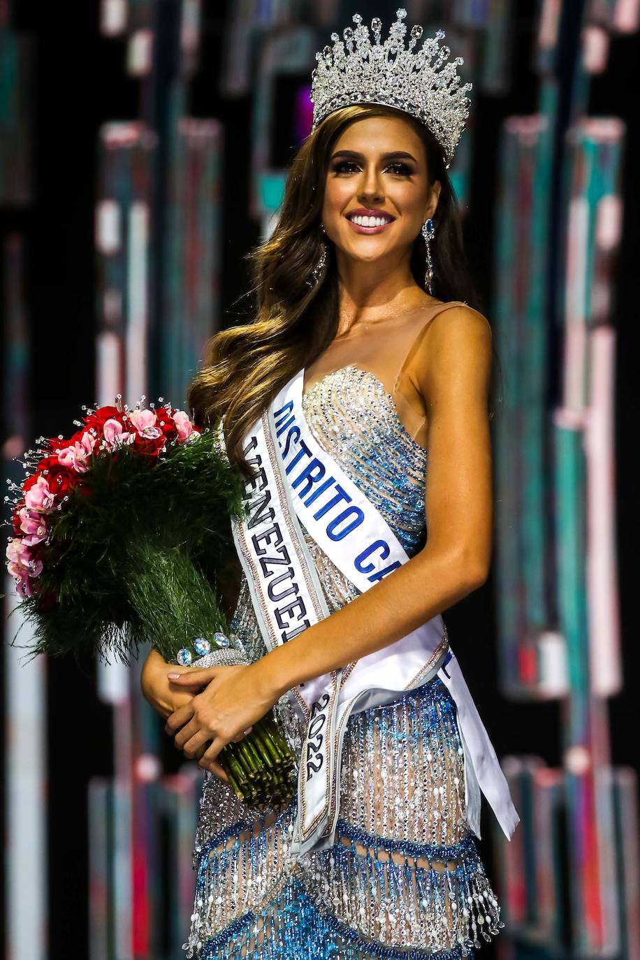 Esta joven tripulante de vuelo, de 25 años, es además estudiante de publicidad y ya fue elegida Miss Earth.  Así es Diana Silva .