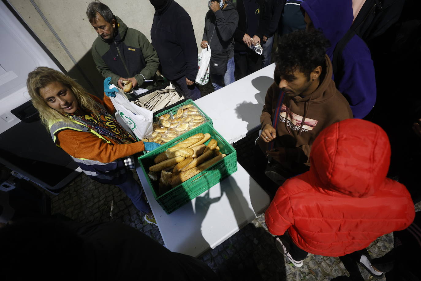 Fotos: La Fundación Ayuda Una Familia reparte comida en Valencia