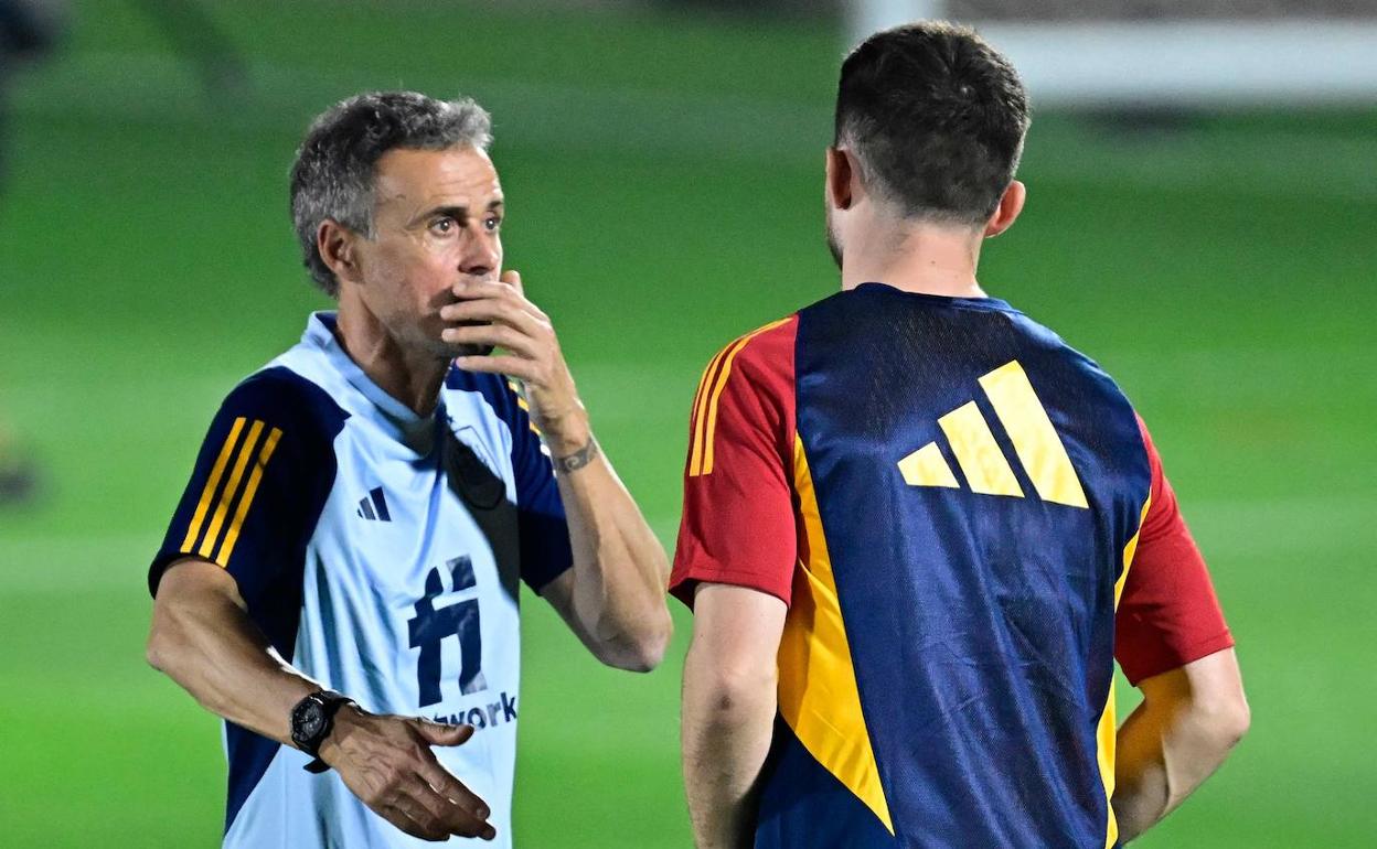 Luis Enrique se tapa la boca para hablar con Laporte este viernes en Doha. 