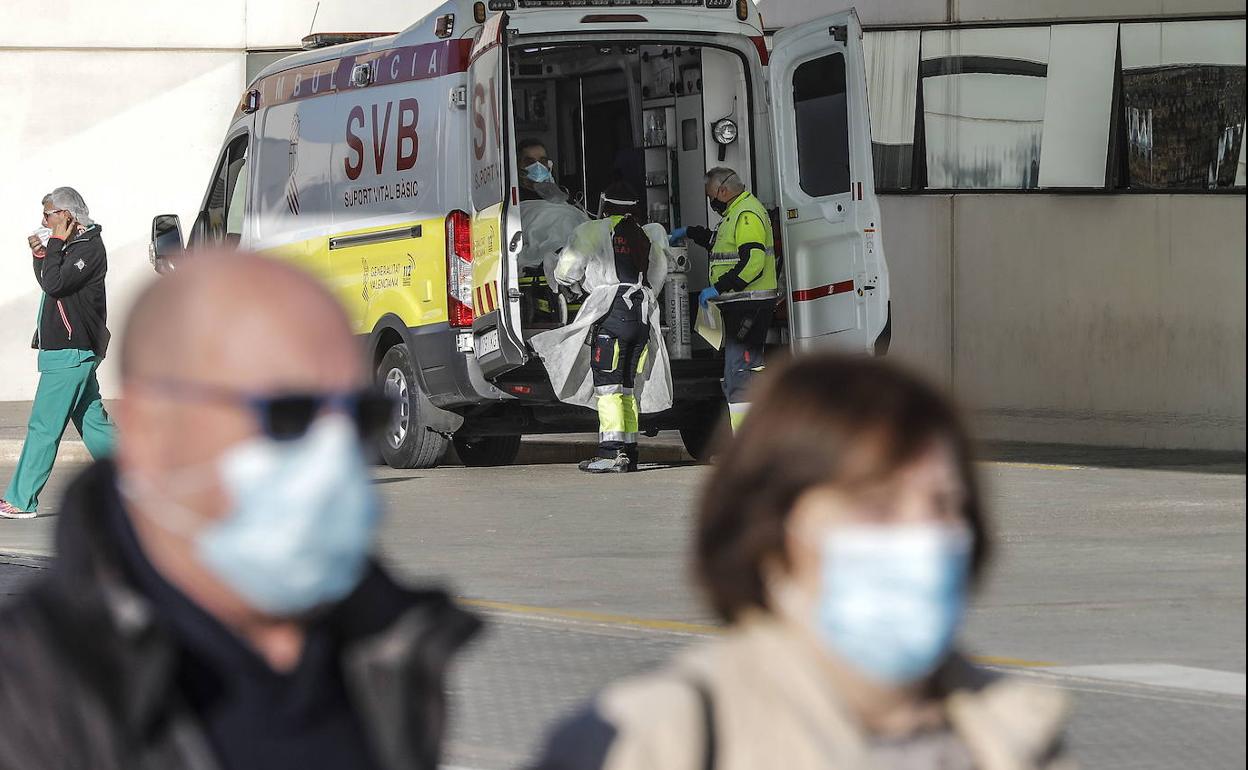 Una ambulancia a las puertas de un hospital en Valencia.