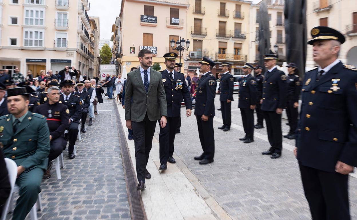 Espasa junto al alcalde Prieto, en el acto de la Policía Local de Gandia. 