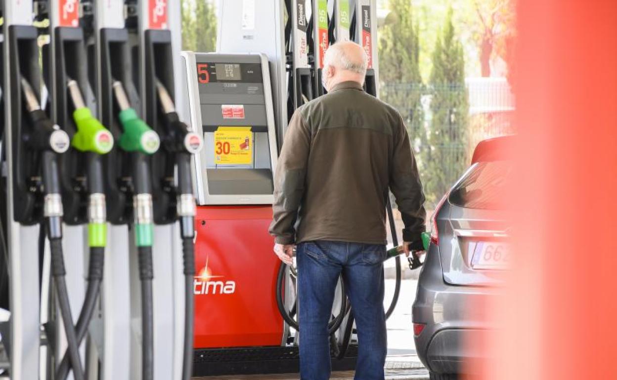 Precio de la gasolina | El Gobierno estudia aplicar el descuento de la gasolina a partir de 2023 solo a algunos colectivos