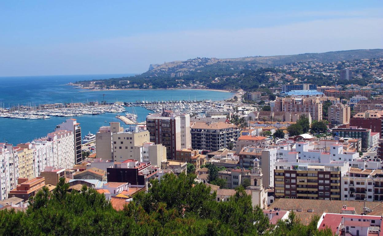 Vista panorámica del casco urbano de Dénia y el Cap de Sant Antoni desde el castillo. 