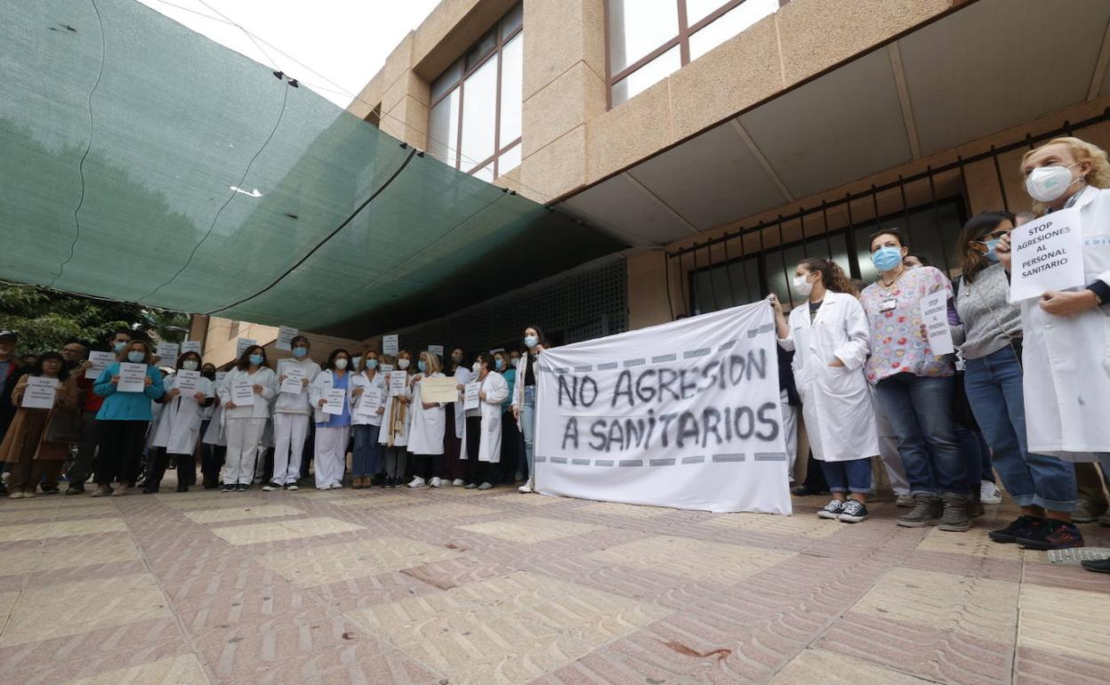 La protesta frente al centro de salud del Clot. 