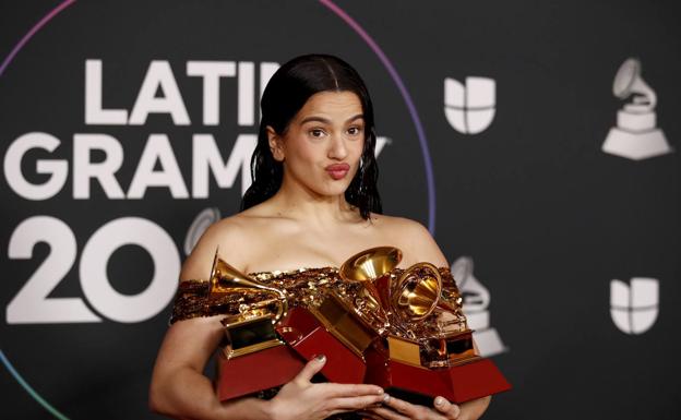 Rosalía con los cuatro premios que se llevó en la gala. 