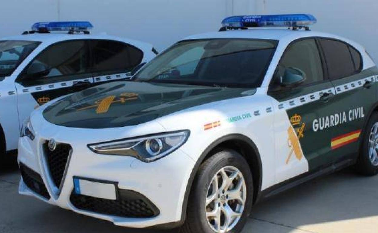 Varios vehículos de la Guardia Civil. 