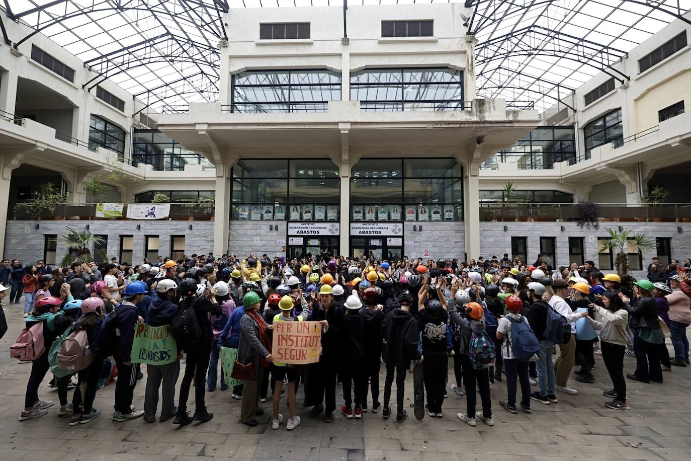 Alumnos y profesores del instituto Abastos acuden a clase con casco para denunciar los desperfectos del centro y exigen una mejora urgente