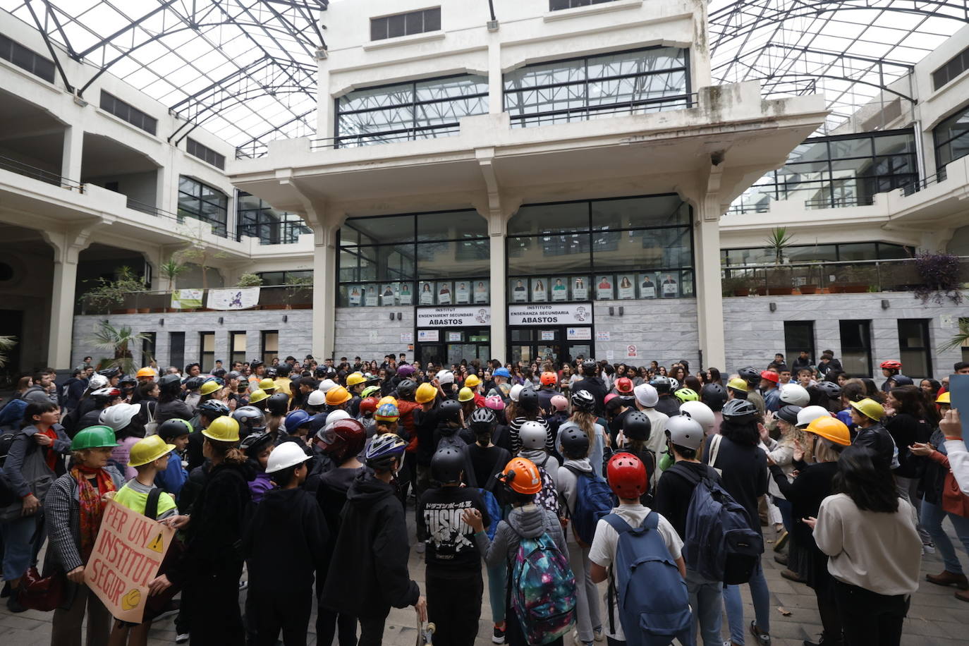 Alumnos y profesores del instituto Abastos acuden a clase con casco para denunciar los desperfectos del centro y exigen una mejora urgente