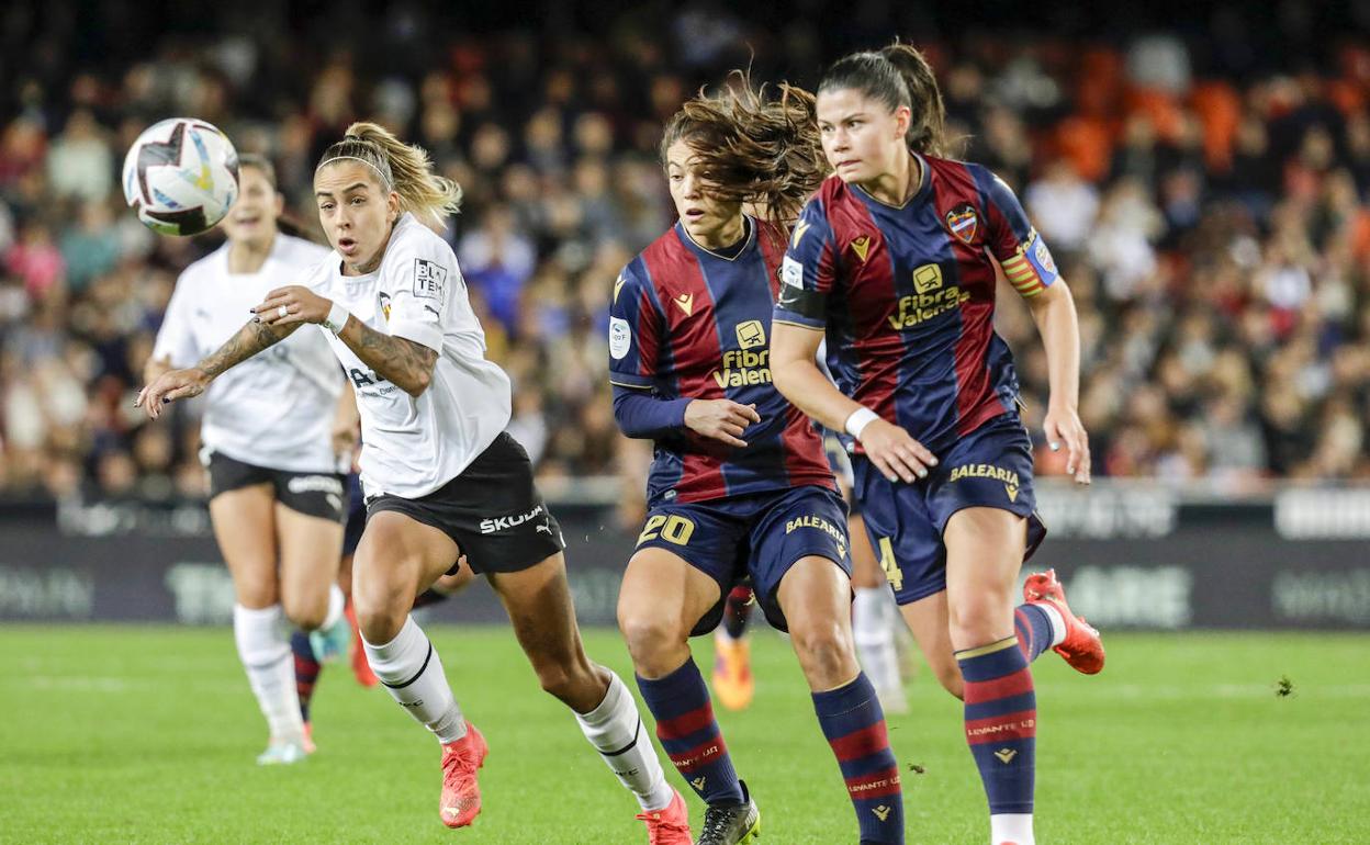 La valencianista Macarena Portales trata de superar en velocidad a Paula Tomás y a María Méndez, jugadoras del Levante. 