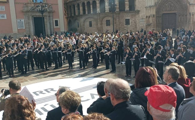 Un instante del concierto organizado en la plaza de la virgen de Valencia. 