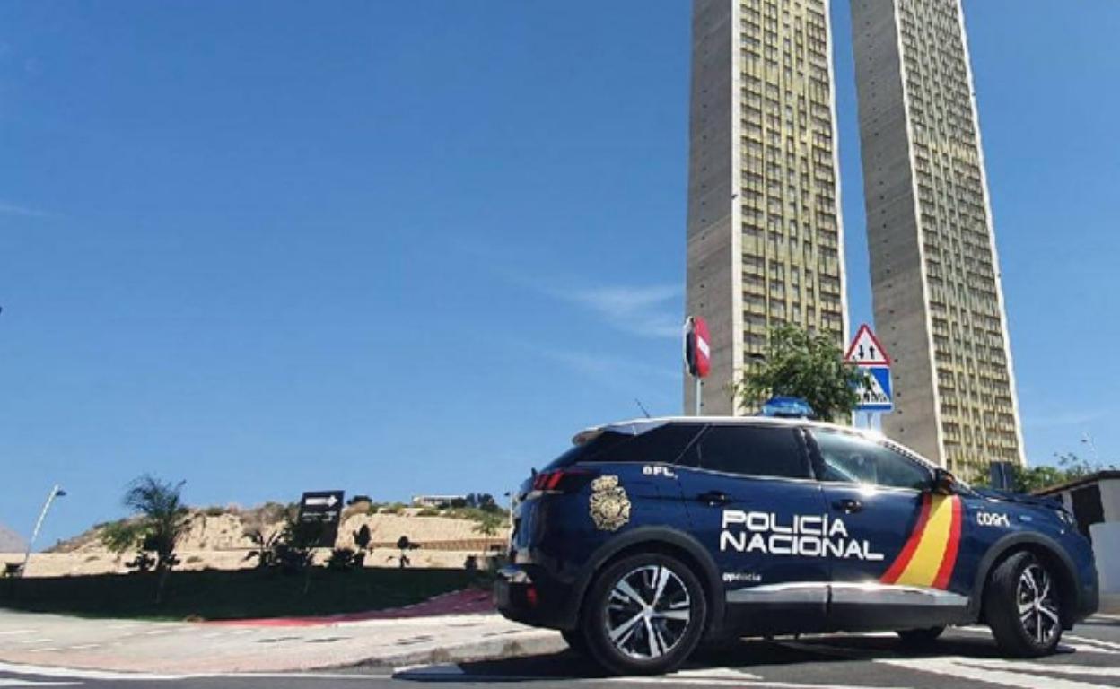 Un vehículo de la Policía Nacional circula por Benidorm. 