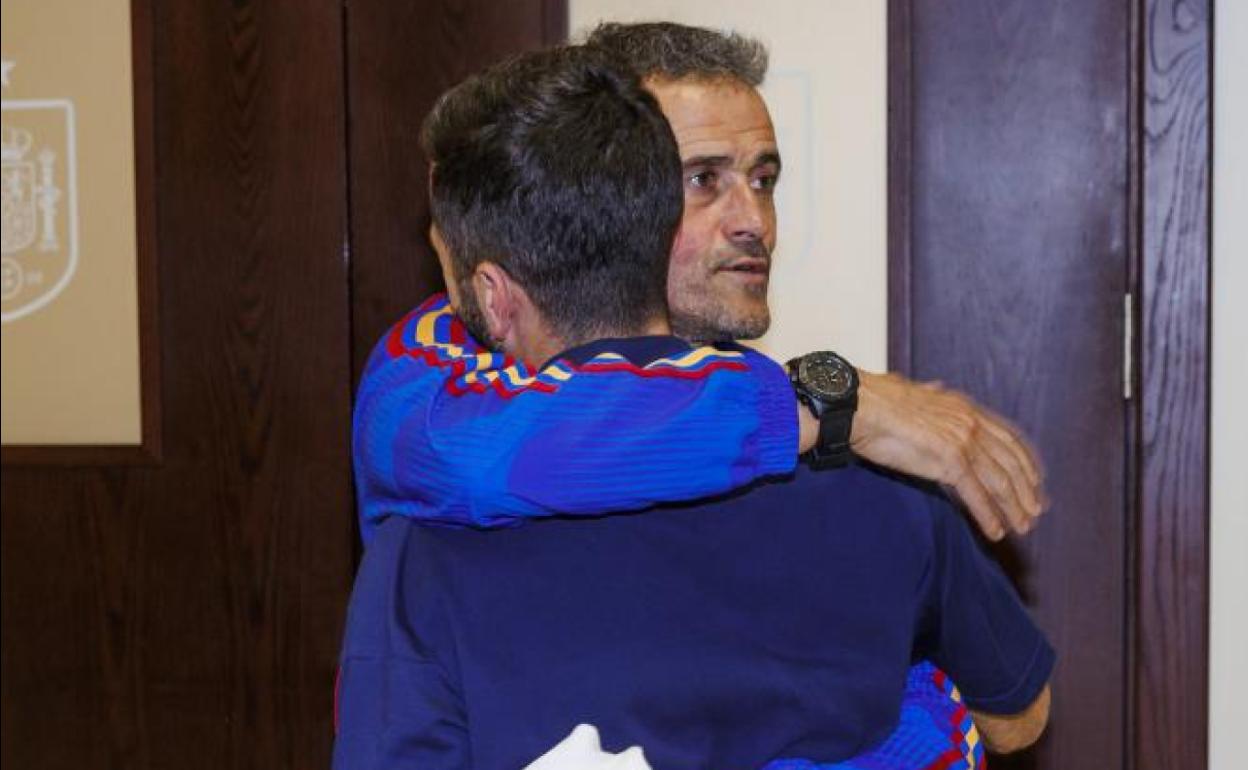 Luis Enrique abraza a Gayà 