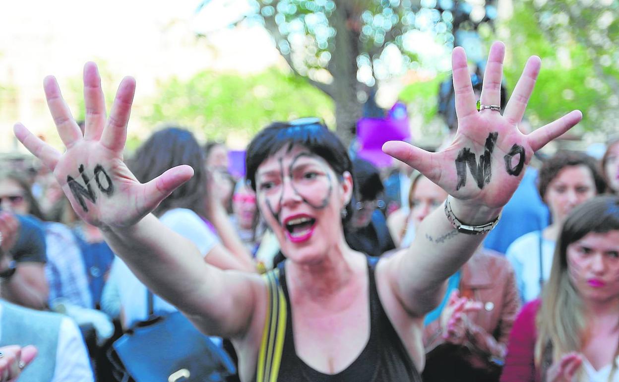 Una mujer protesta en Valencia por la sentencia de la manada de La Rioja, en abril de 2018. 