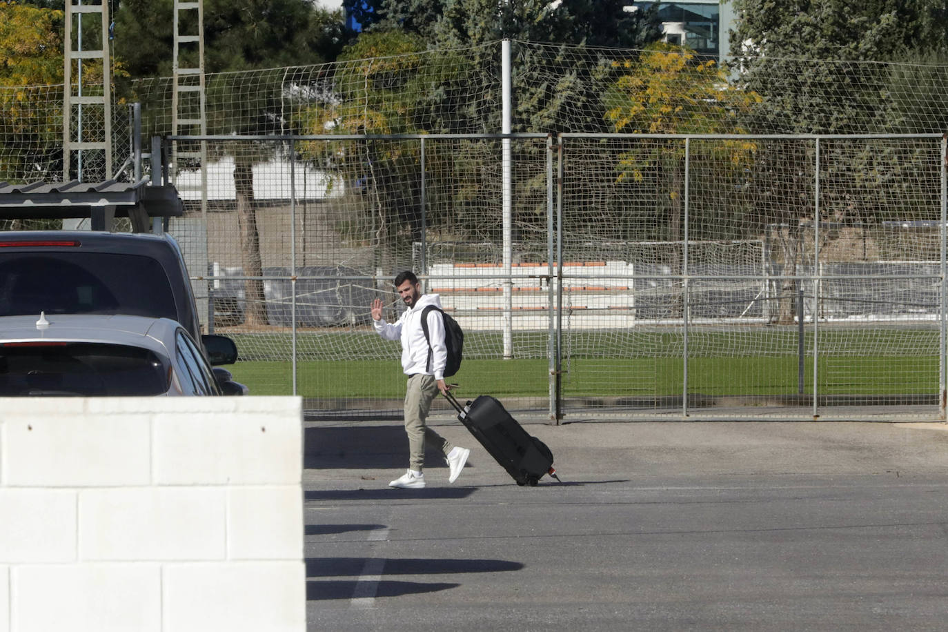 Fotos: Gayà llega a Paterna tras su salida del Mundial