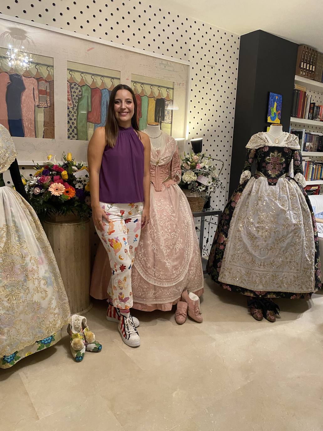 Paula Bielsa, con su exposición de trajes.