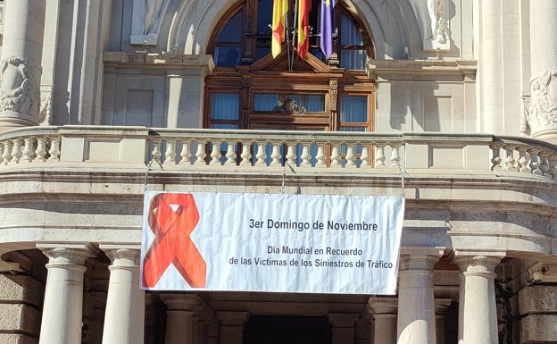 Pancarta que cuelga del balcón del Ayuntamiento de Valencia.