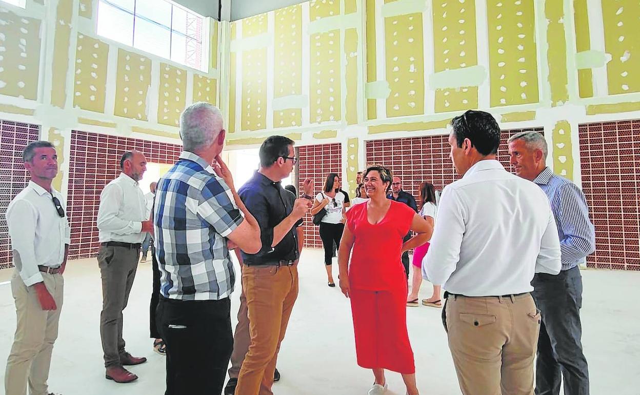 La consellera Raquel Tamarit en la visita de obras organizada en junio al nuevo instituto de Pilar de la Horadada, inaugurado este curso. 