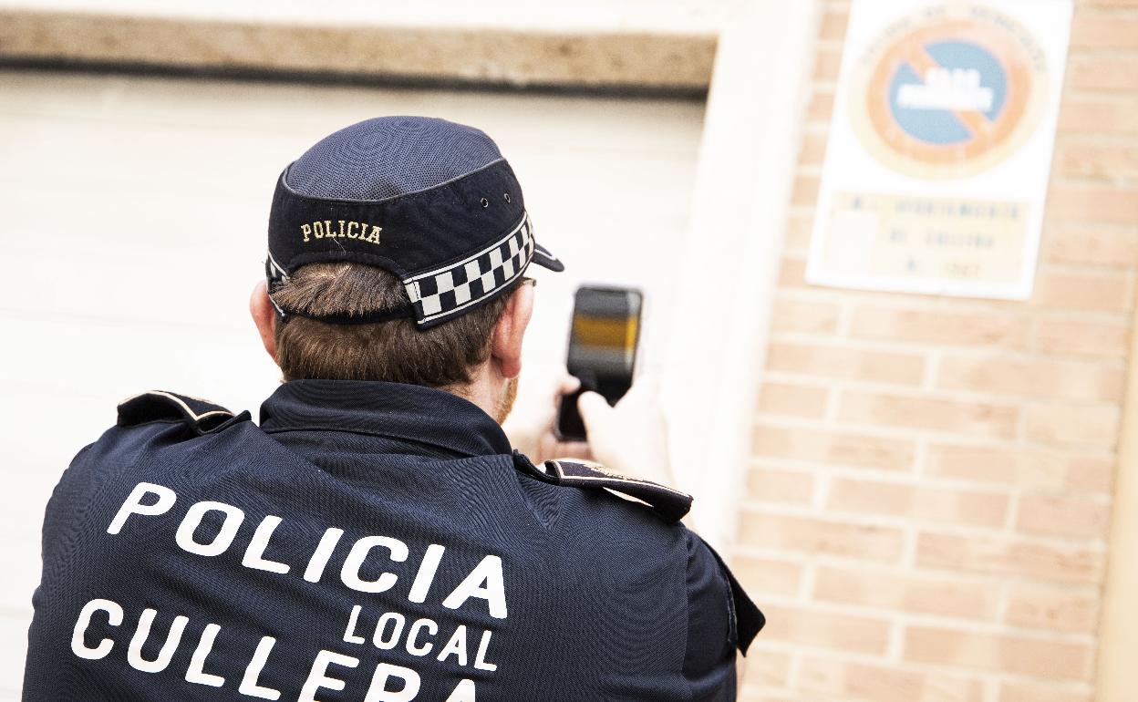 Imagen de archivo de un policía local de Cullera. 