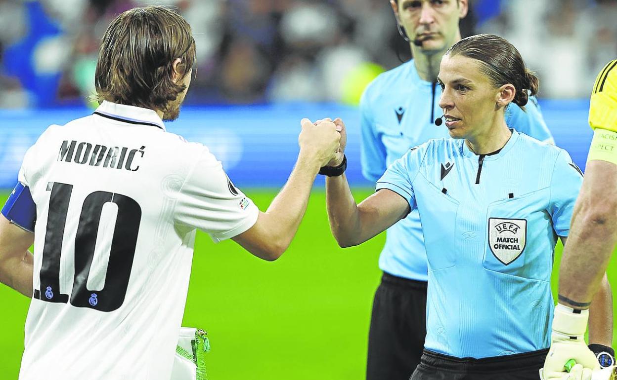 Modric saluda a Frappart en un partido de la Champions de esta temporada