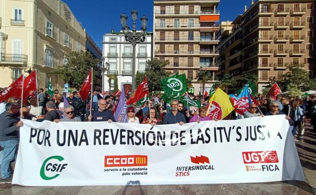 Protesta de los trabajadores de las ITV valencianas, este domingo en la plaza de la Virgen.