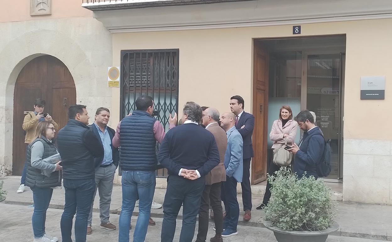 Los representantes del PP dialogan con representantes de los abogados ante la sede del Colegio en Xàtiva. 