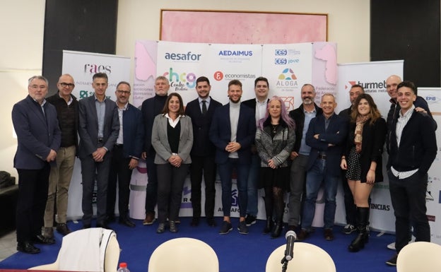 Imagen principal - Foto de familia de los asistentes a la presentación de la Gala FAES 2022, Yolanda Balaguer y Juan Pablo Tur, y asistentes al acto. 