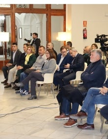 Imagen secundaria 2 - Foto de familia de los asistentes a la presentación de la Gala FAES 2022, Yolanda Balaguer y Juan Pablo Tur, y asistentes al acto. 