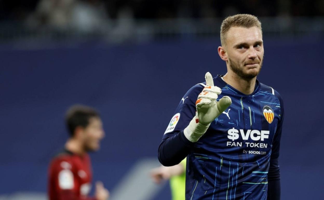 Cillessen, durante un partido con el Valencia. 