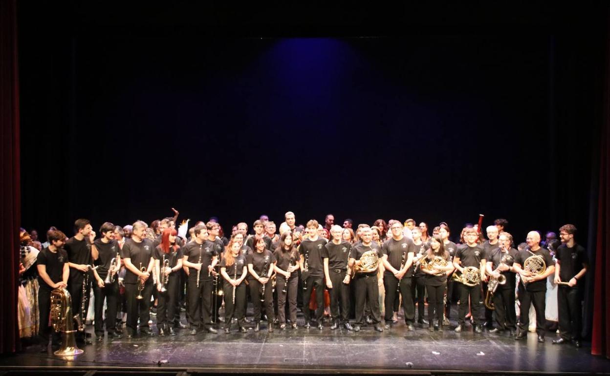 Los participantes en la obra musical. 