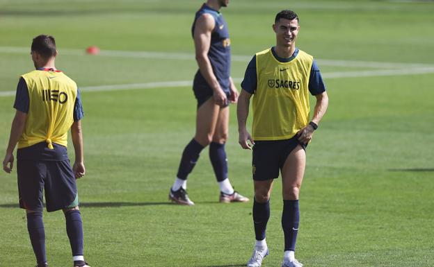 Cristiano, en un entrenamiento en Qatar con sus compañeros de Portugal.