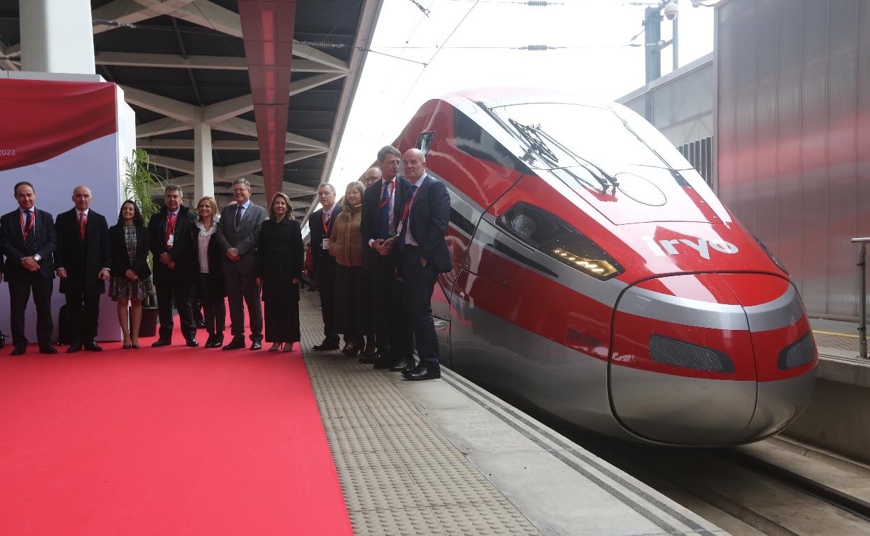 Los asistentes posan junto al tren en el viaje inaugural de Iryo. 