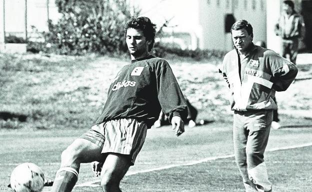 De titular a descartado. Javier Clemente observa el entrenamiento de Fernando Giner en Valencia previo al Mundial de 1994. 