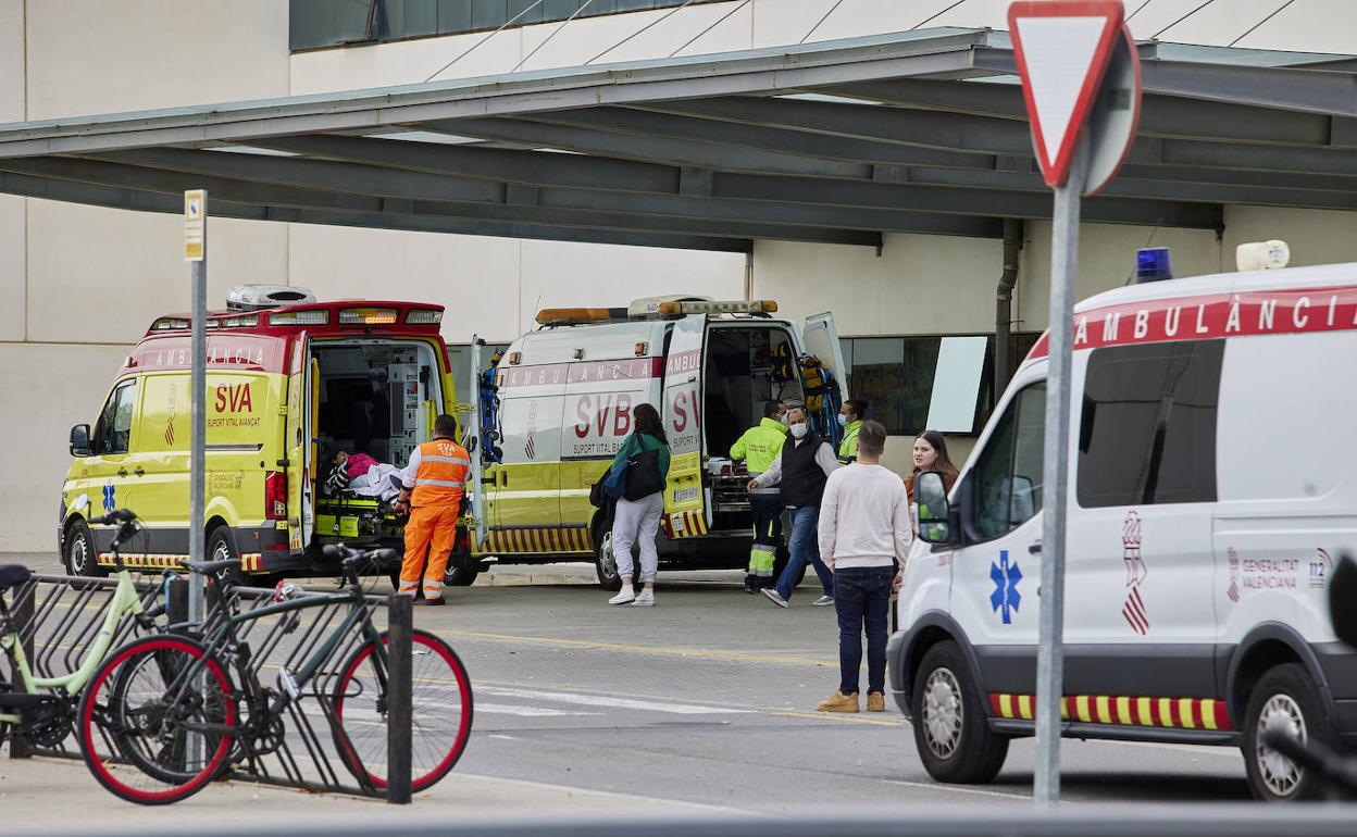 Acceso al servicio de Urgencias del hospital La Fe, este lunes.