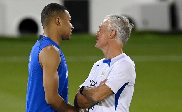 Mbappé habla con Deschamps en el último entrenamiento antes del debut.