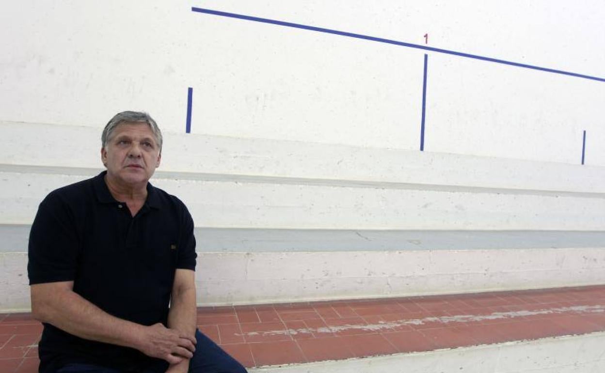 Paco Genovés, sentado en la escala de Pelayo. 