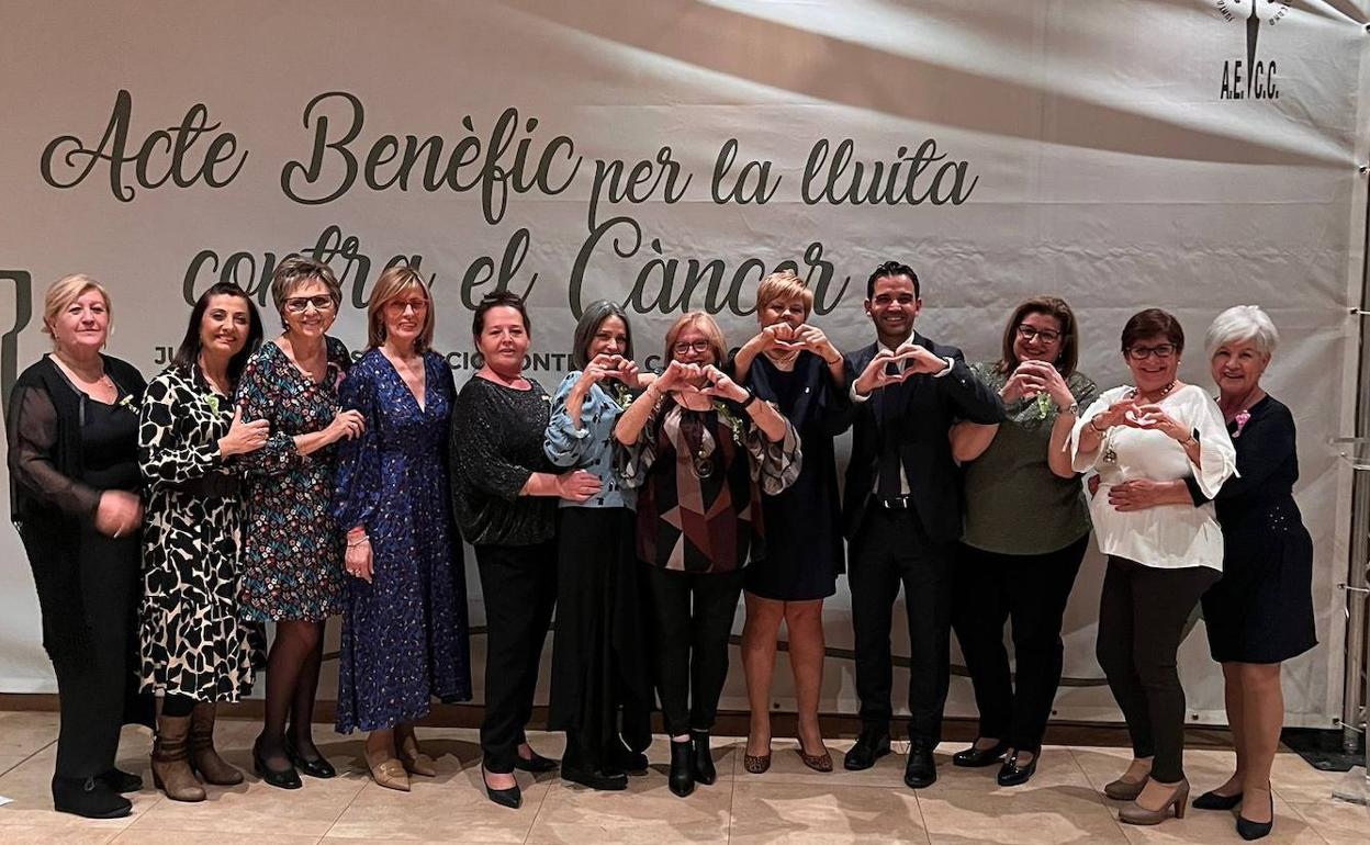 Los participantes y organizadoras con el alcalde, Juan Antonio Sagredo. 