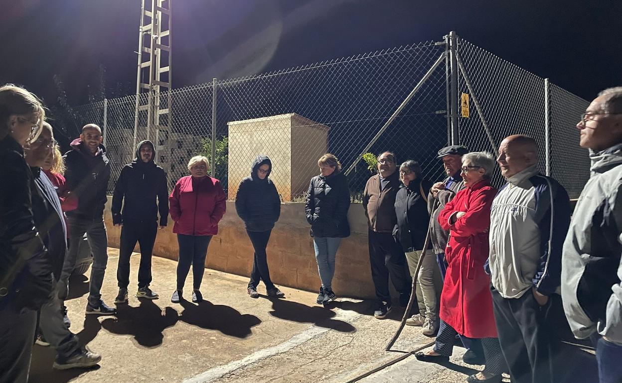 Un grupo de vecinos del diseminado de Canals, organizado para vigilar las viviendas antes los robos. 