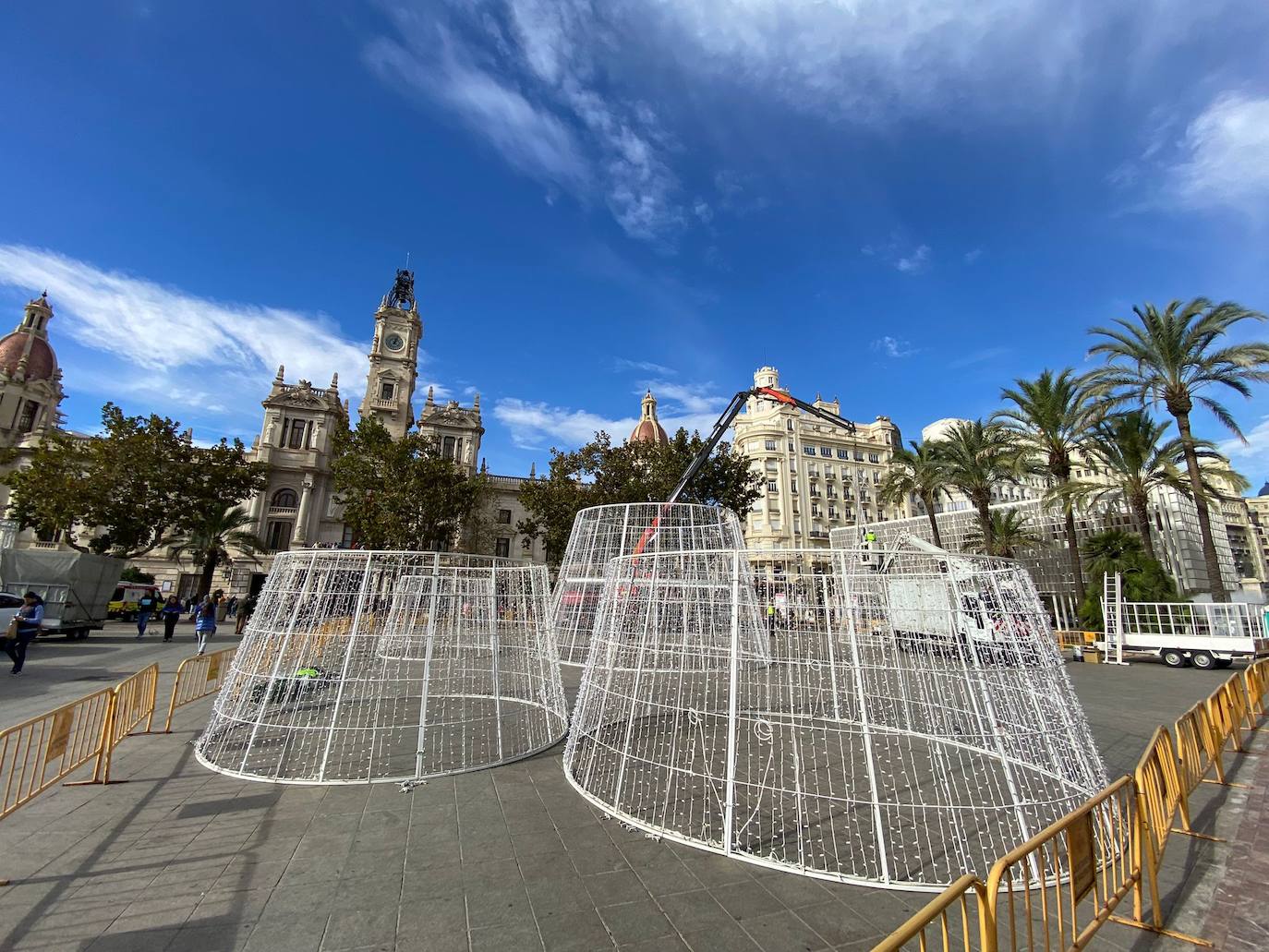 El Ayuntamiento de Valencia ha empezado el montaje del árbol de Navidad que recupera el antiguo formato con forma de cono