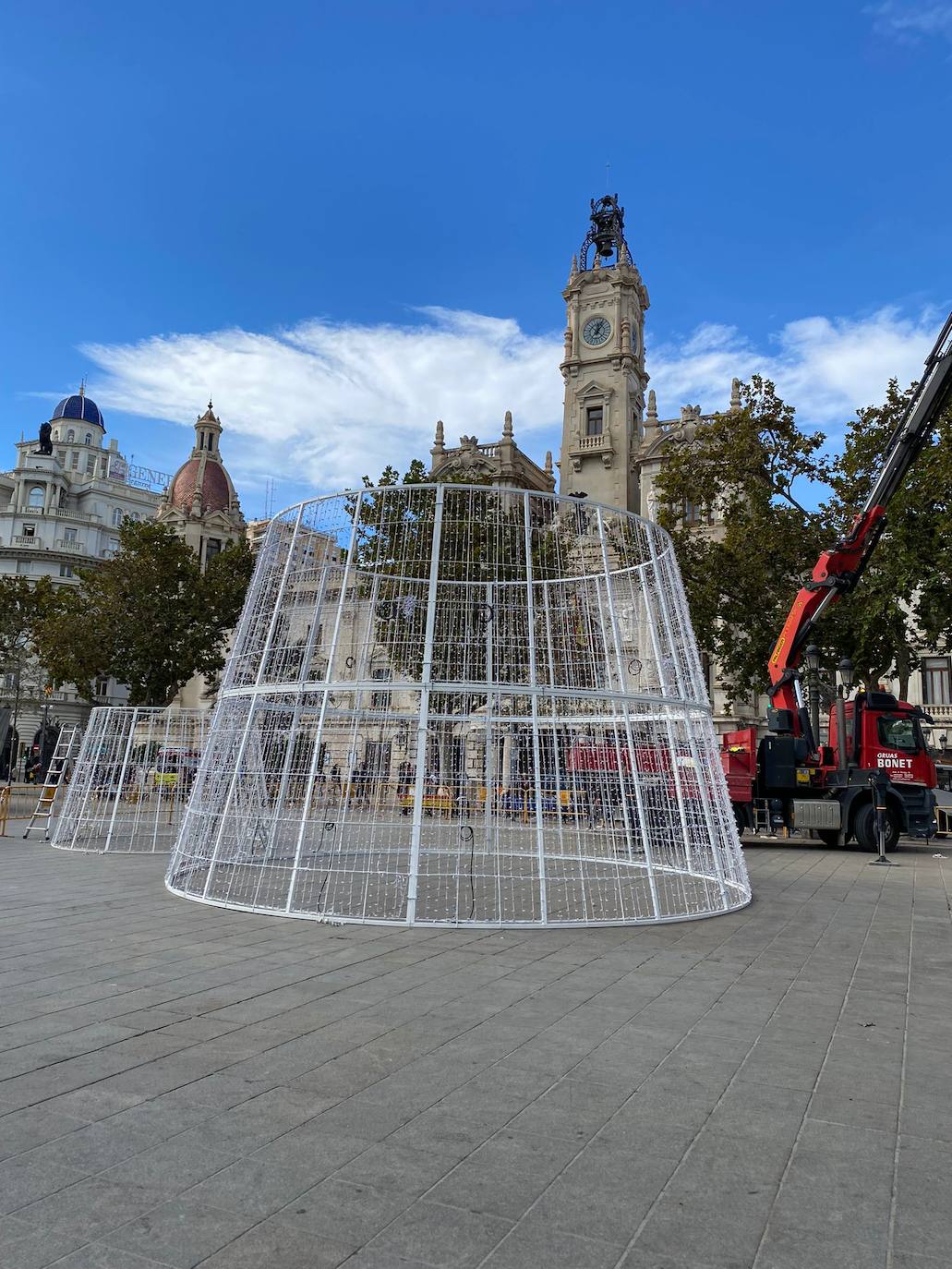 El Ayuntamiento de Valencia ha empezado el montaje del árbol de Navidad que recupera el antiguo formato con forma de cono