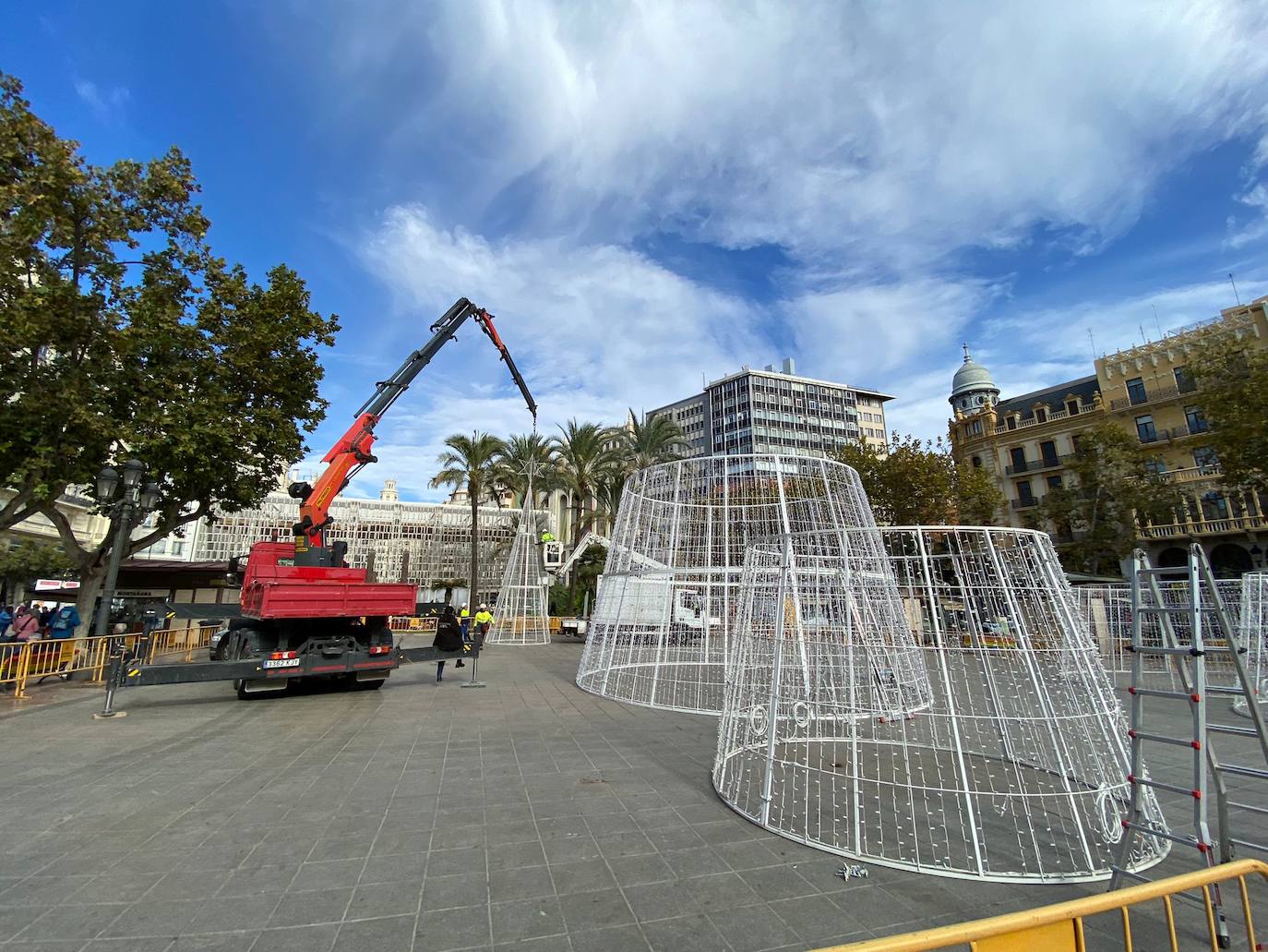 El Ayuntamiento de València ha empezado el montaje del árbol de Navidad que recupera el antiguo formato con forma de cono