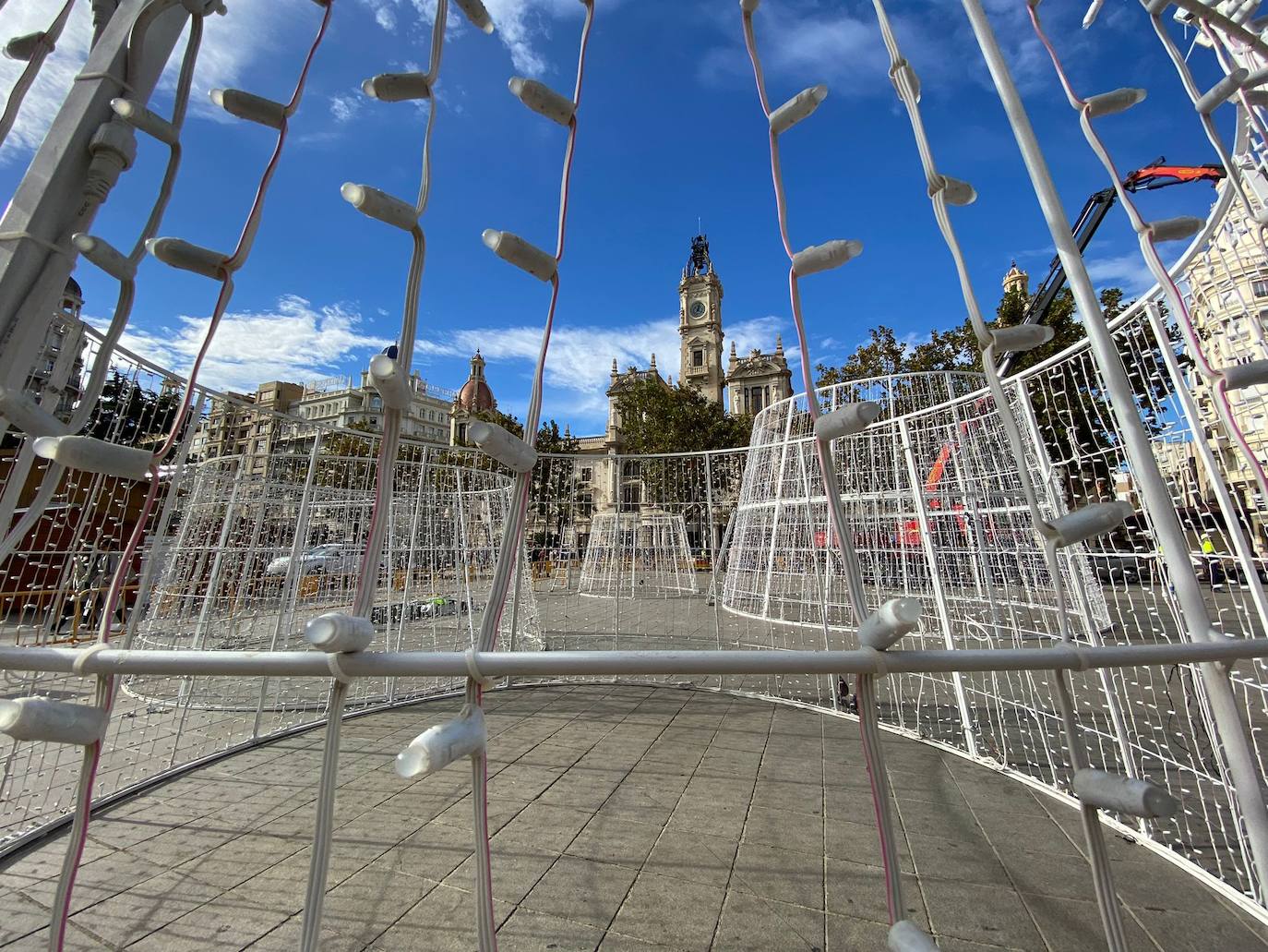 El Ayuntamiento de València ha empezado el montaje del árbol de Navidad que recupera el antiguo formato con forma de cono