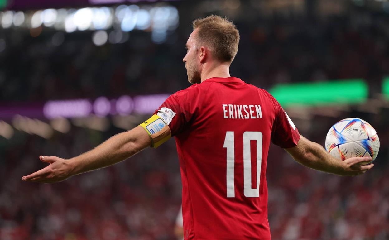 Eriksen en un lance del juego durante el partido frente a Túnez de este Mundial