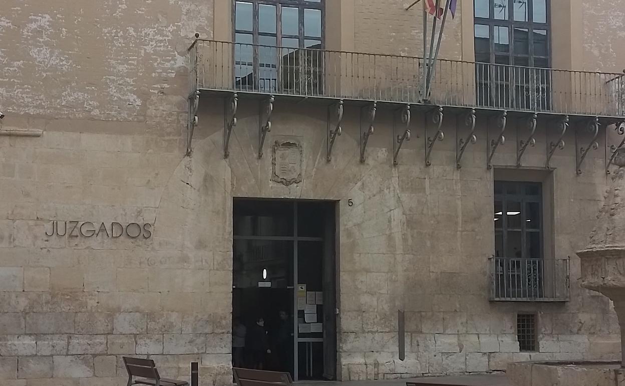 Edificio que alberga los juzgados de Xàtiva, en la plaza de la Trinitat. 