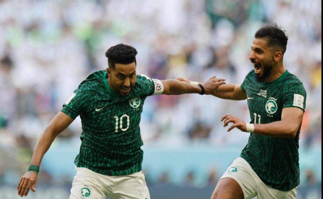 Al-Dawsari (dorsal 10) celebra su gol frente a Argentina.