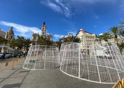 Imagen secundaria 1 - Proceso de montaje de los tres árboles de Navidad, en la plaza del Ayuntamiento. 